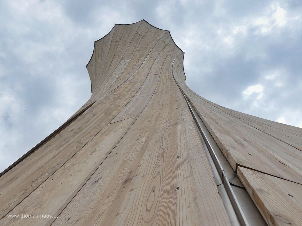 Turmfassade, perspektivisch verzerrt, LGS Wangen, 2024 Andere Perspektive: Die Kamera direkt am Holz...