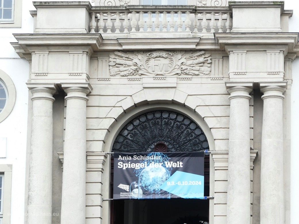 Eingang zum Schloss mit den Ausstellungen, Schloss Gottorf, Schleswig, Juli 2024 Eingangsbereich, Schloss Gottorf, Juli 2024 - mit dem Banner zur Ausstellung „Spiegel der Welt“