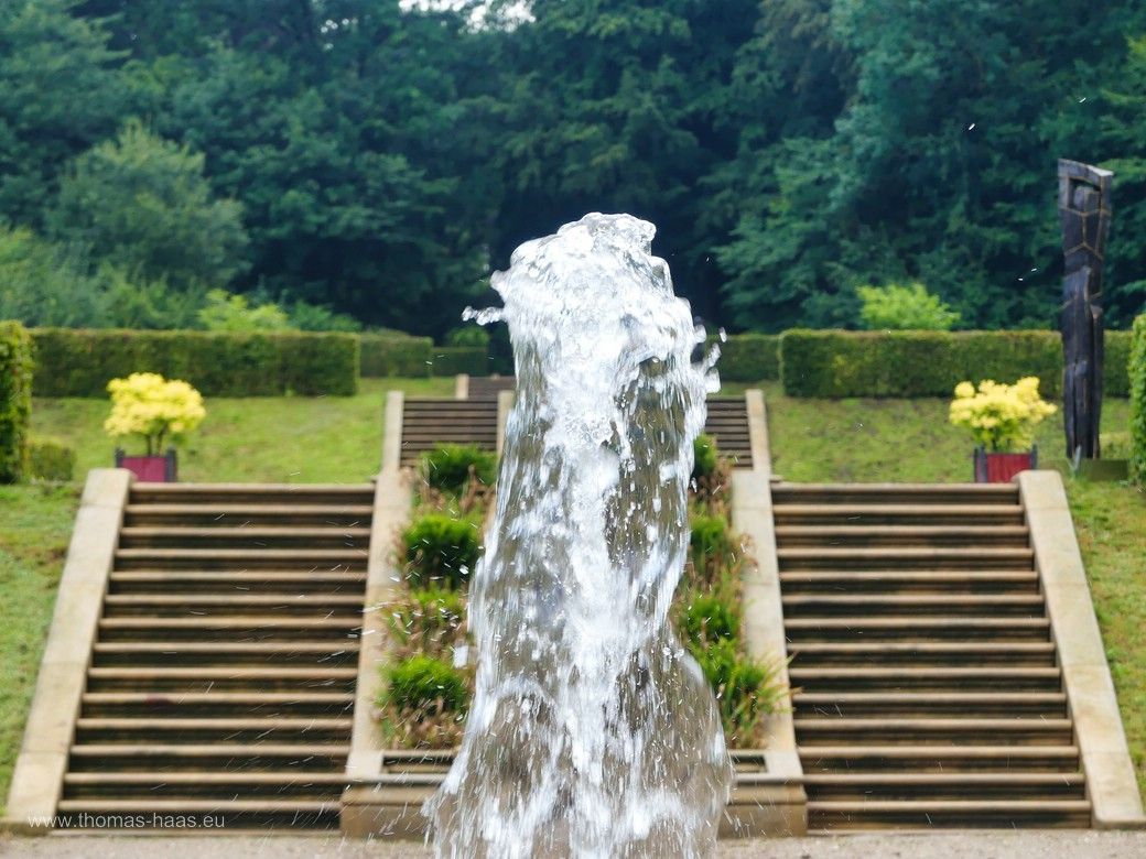 Die barocke Gartenanlage nahe Schloss Gottorf, Juli 2024, hier mit einem Springbrunnen...