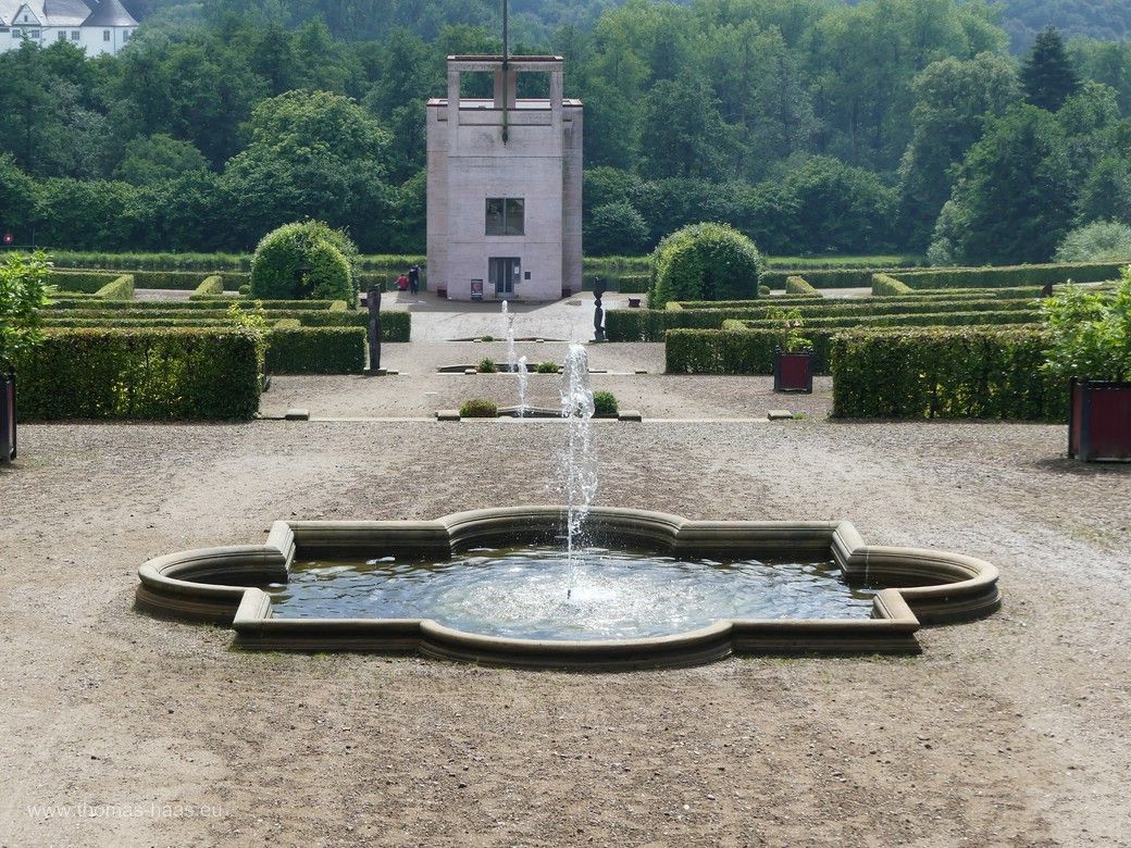 Die barocke Gartenanlage nahe Schloss Gottorf, Juli 2024, hier mit dem Globushaus...