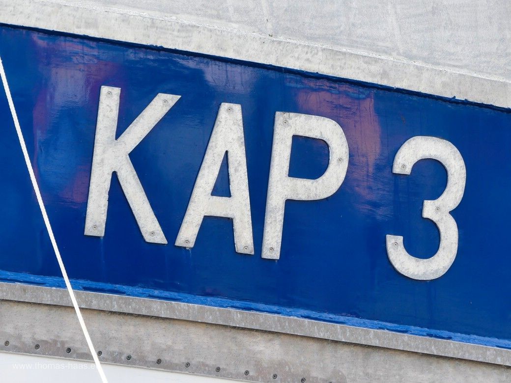 KAP 3 - Kennung eines Fischerbootes im Hafen von Kappeln, Juli 2024 Grafische Motiv: Kennung KAP 3 im Hafen von Kappeln, Juli 2024