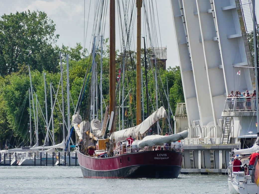 Die Lovis fährt durch die Schleibrücke in den Südhafen ein, Juli 2024