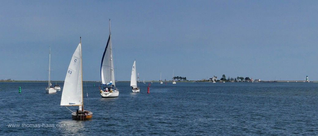 Segelboote auf dem Weg zur und von der Ostsee, den Leuchturm am Horizont... Ein Seebild oder auch „Sehbild“ - Kurs Schleimünde im Juli 2024