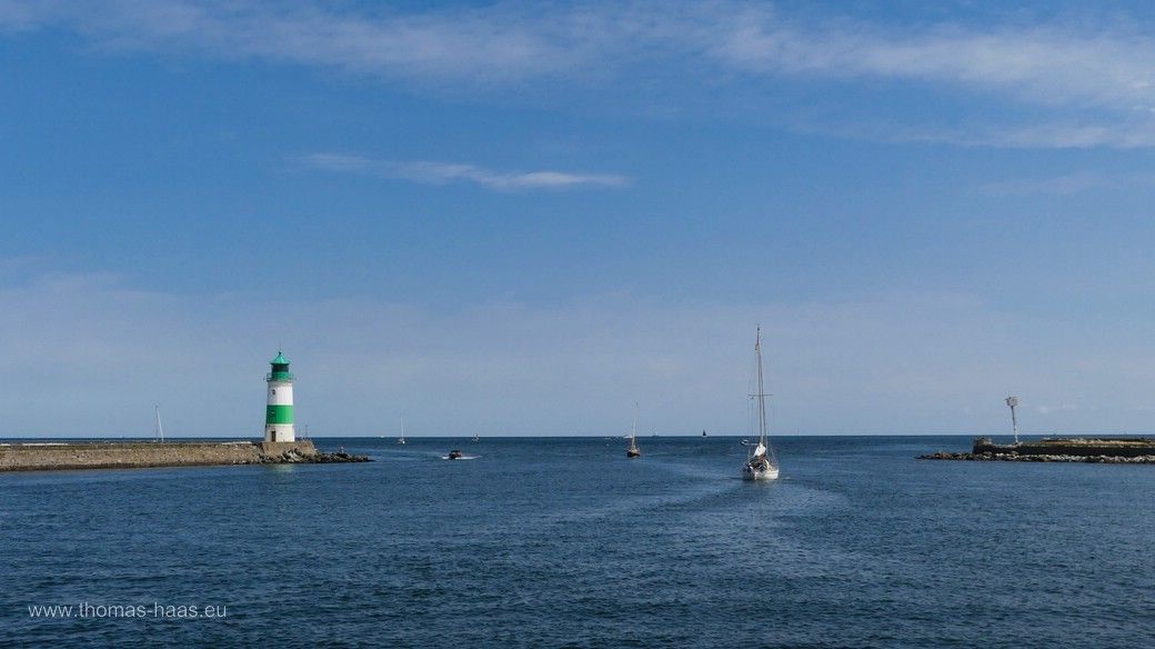 Segelboote auf dem Weg zur und von der Ostsee, den Leuchturm am Horizont...