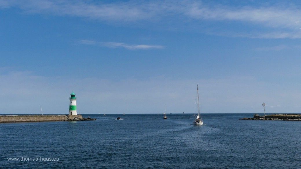 Segelboote auf dem Weg zur und von der Ostsee, den Leuchturm am Horizont... Segelboote auf dem Weg zur und von der Ostsee, den Leuchturm am Horizont...