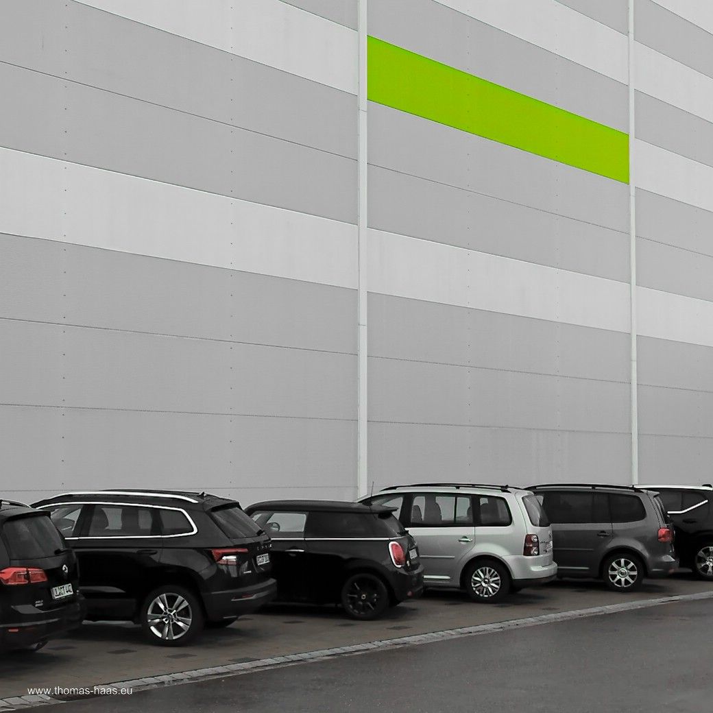 Fahrzeuge und Fassade, Bearbeitung in Color Key, 2025