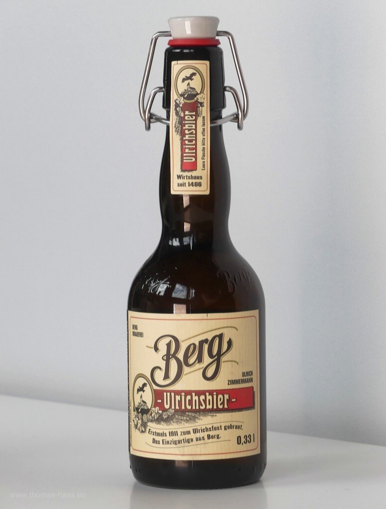 Eine Bügelflasche Ulrichsbier aus der Berg Brauerei...