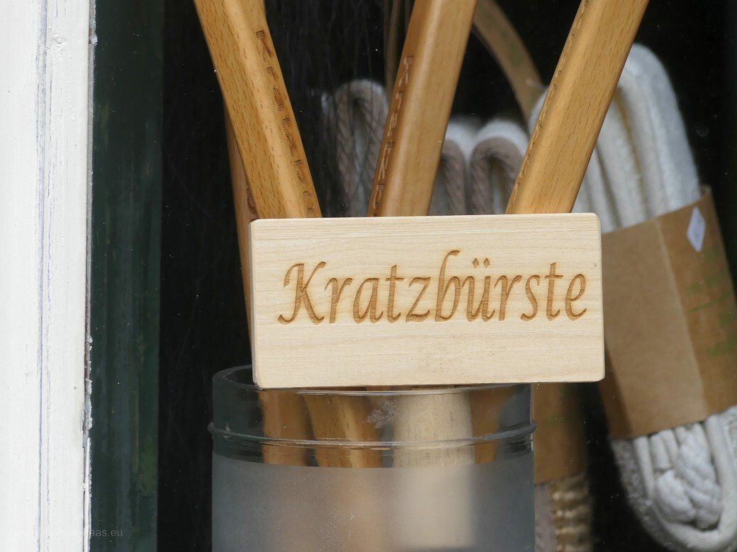 Kratzbürsten gibt es auch! Kramerladen, Gebäude 10, Illerbeuren Kratzbürsten gibt es auch! Kramerladen, Gebäude 10, Illerbeuren