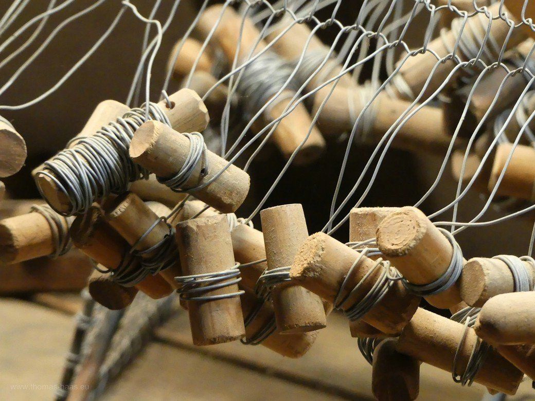 WeißhandgiAltes Handwerk: Drahtflechter, Kürnbach 2022bbon im Tierpark, 2022 Altes Handwerk: Drahtflechter, Kürnbach 2022