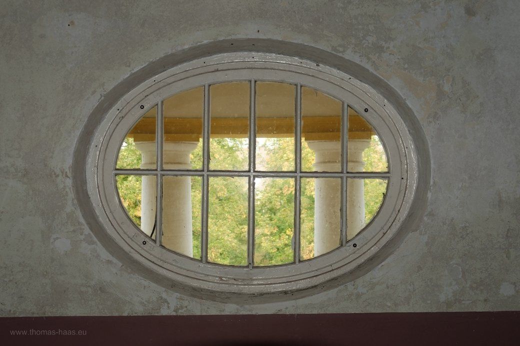 Ochsenauge vor dorischen Säulen an der Speiseanstalt... Ochsenauge vor dorischen Säulen an der Speiseanstalt...