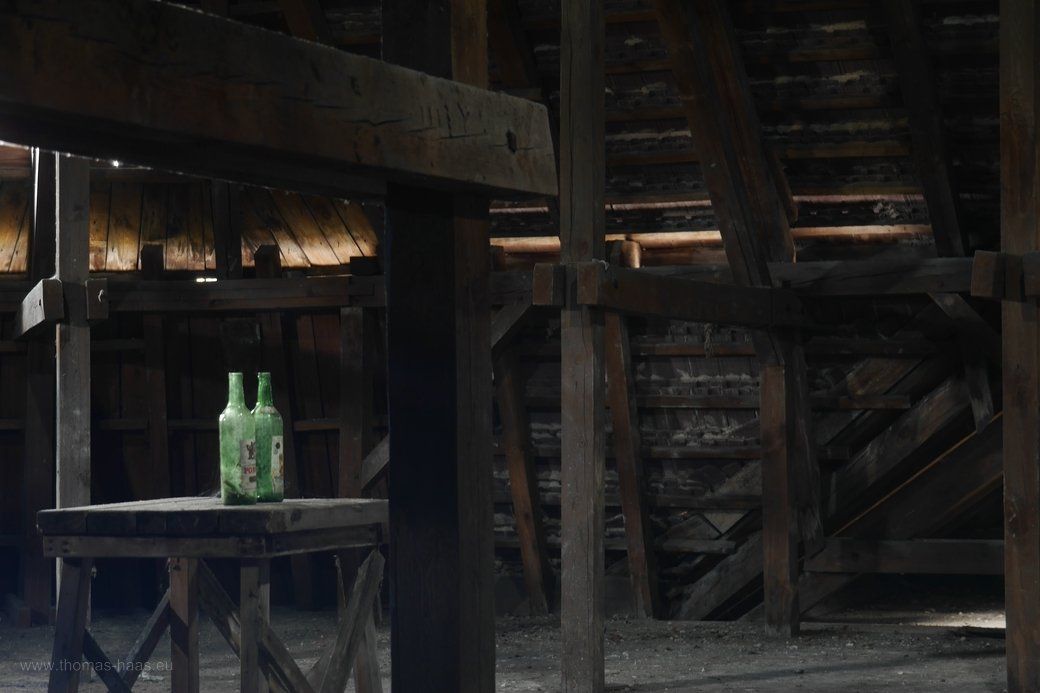 Weit oben im Dachstuhl - Vodka-Flaschen... Weit oben im Dachstuhl - Vodka-Flaschen...