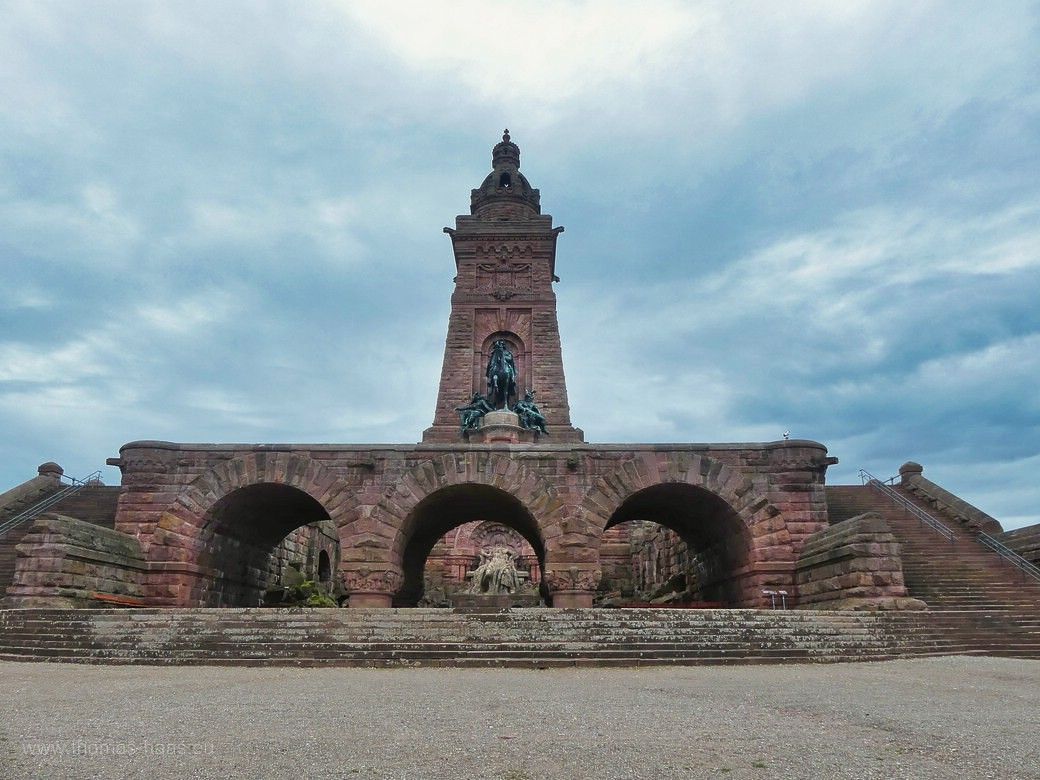 Das Kyffhäuser-Denkmal, Gesamtansicht, wenige Minuten nach der Öffnung, noch ganz ohne Touristen! August 2023