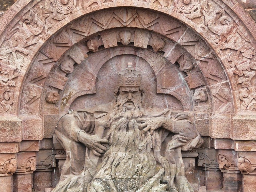 Barbarossa, in Stein gehauen in der Fassade, Kyffhäuser, 2023 Der in Stein gehauenen Barbarossa, beruhend auf der gleichnamigen Sage, 2023