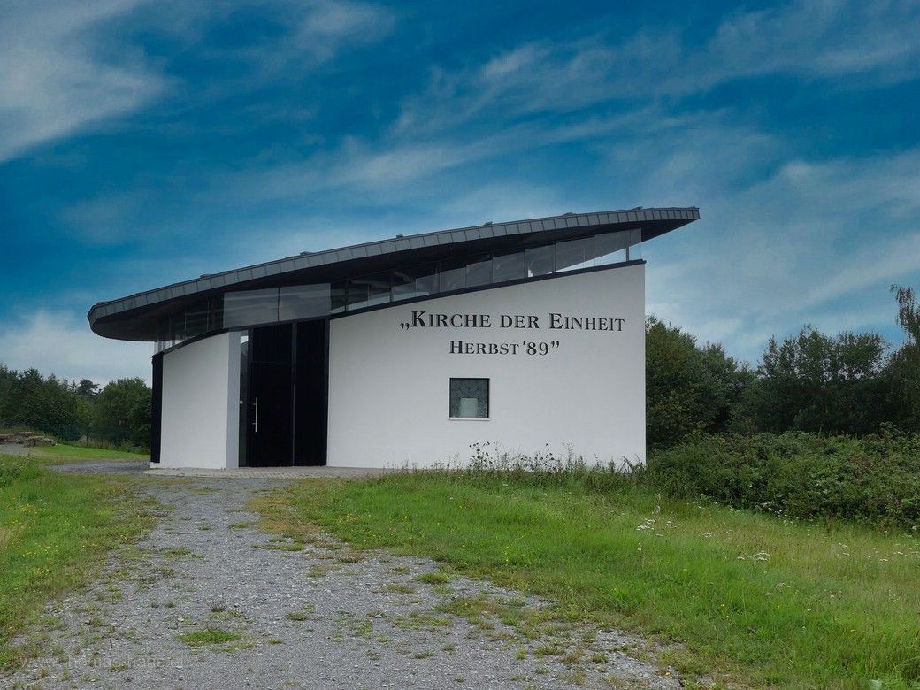 Da kann man halten: Rastplatz mit Autobahnkirche an der A71, 2023 Die Autobahnkirche an der A71, Eingangsseite, komplette Darstellung, 2023