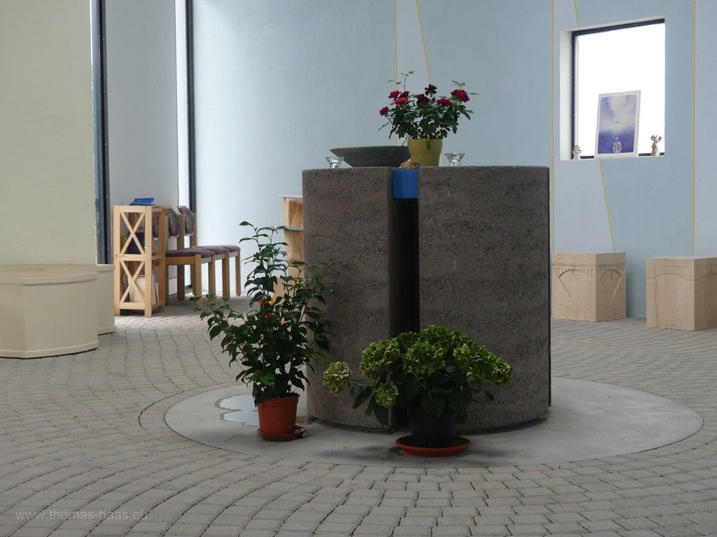 Altar, der Mittelpunkt im Mittelpunkt, Kirche A71, 2023 Ein runder Altar aus Stein im Mittelpunkt der Kirche A71