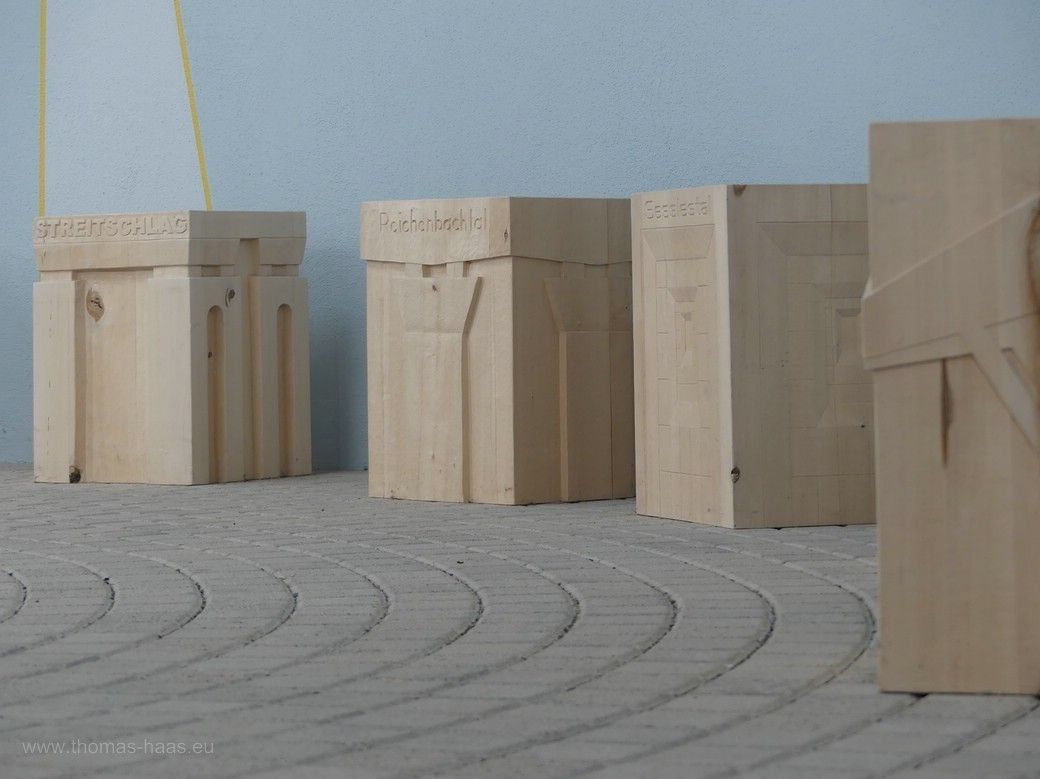 Bitte Platz nehmen! Schlichte Holzhocker laden ein... Holzhocker in der Kirche A71 stellen die Orte entlang der Autobahn dar.