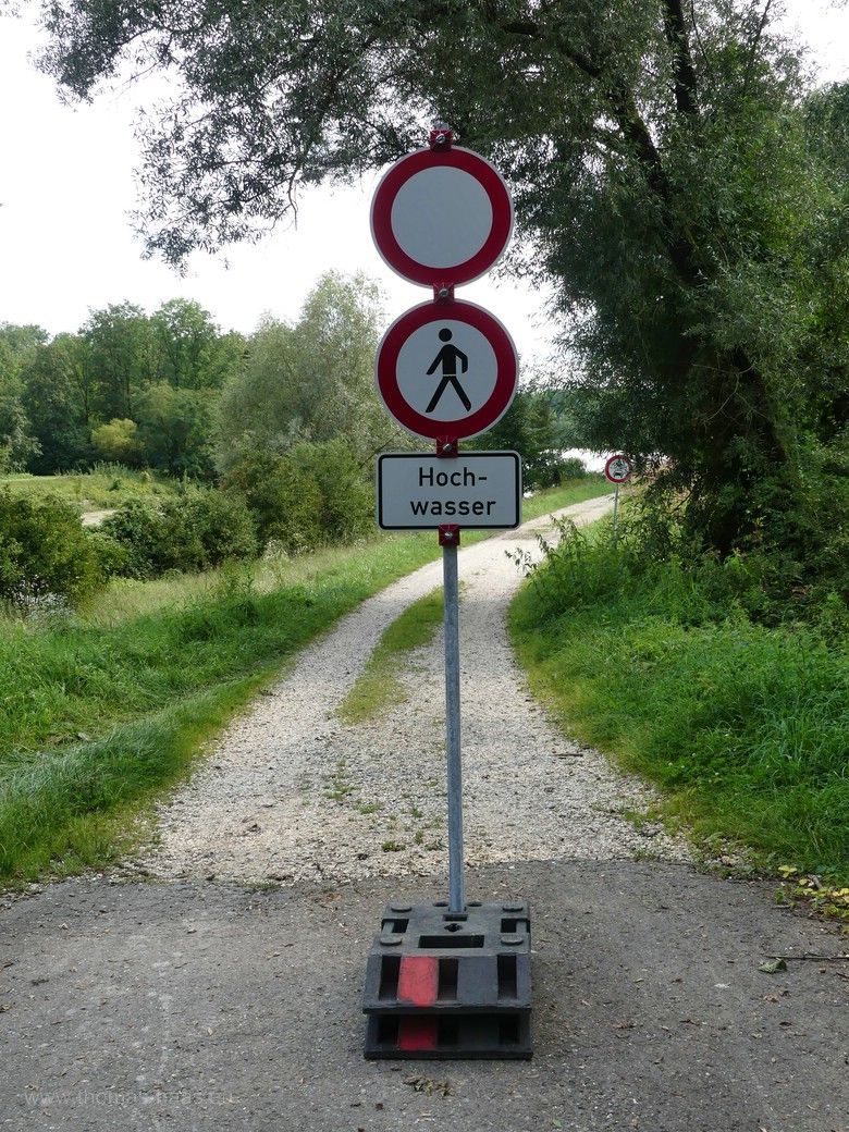 Gesperrter Uferweg, Iller, August 2023 Hochwasserwarnung an der Iller, August 2023