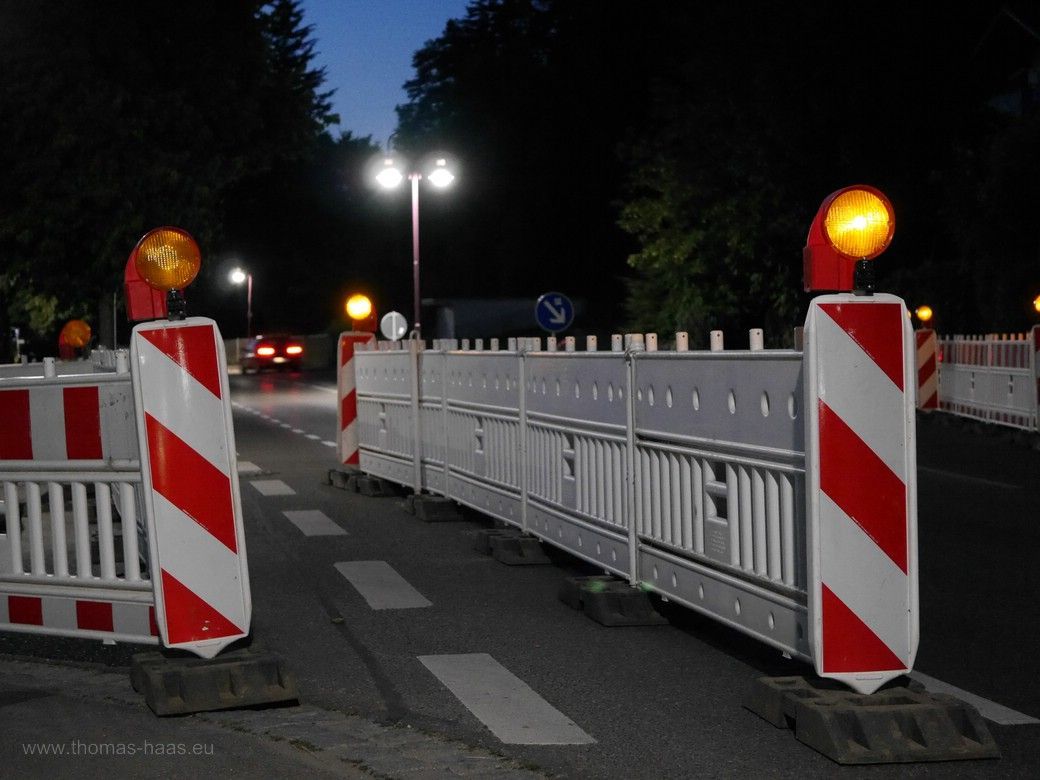 Eine Baustelle in Bellenberg bei Nacht,  Absperrungen, Beleuchtung und die Lichter eines Fahrzeuges, 2023
