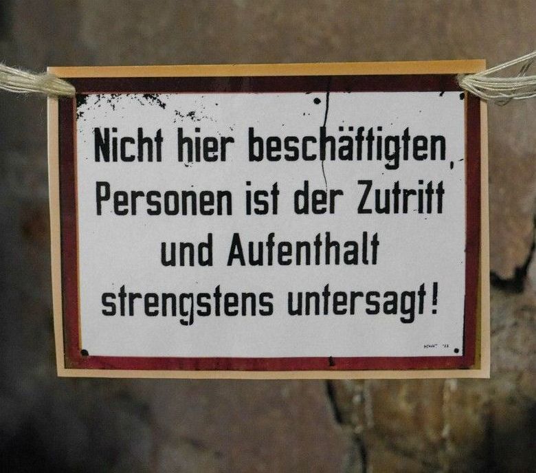 Hinweis in der Zuckerfabrik Oldisleben zum zutrittsberechtigten Personenkreis... Hinweisschild zum zutrittsberechtigten Personenkreis...
