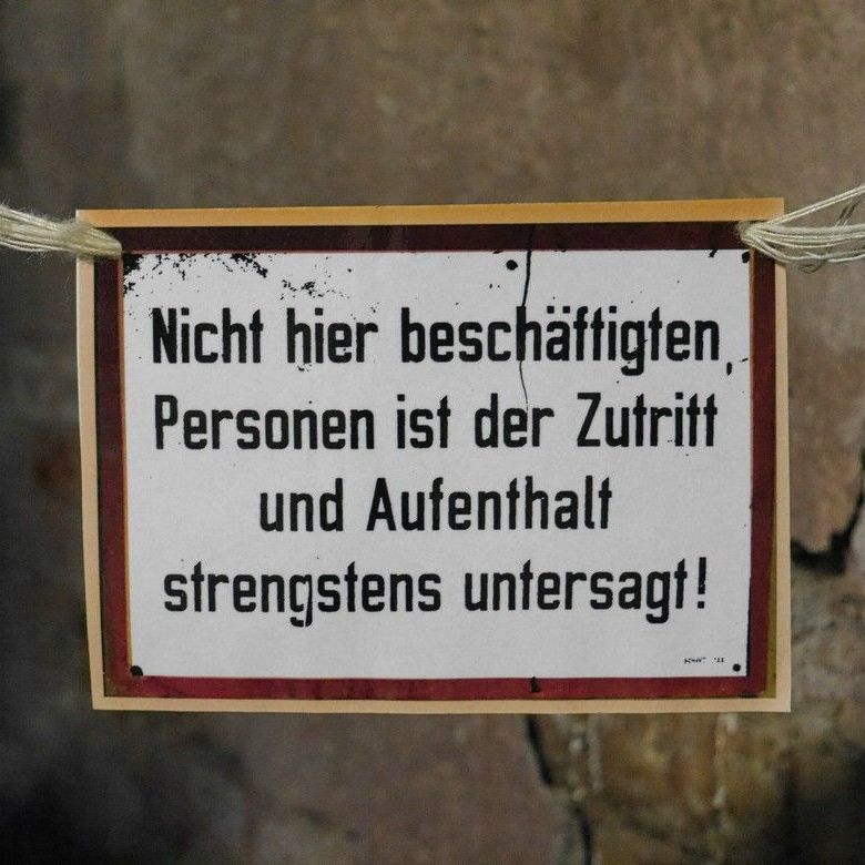 Beschilderung in der Zuckerfabrik Oldisleben, August 2023 Beschilderung in der Zuckerfabrik Oldisleben, Zutritt untersagt!