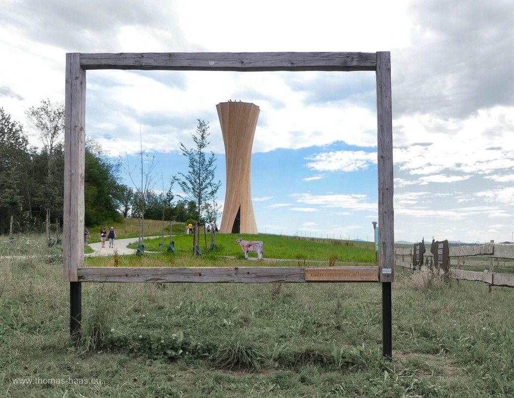 Blick durch den Bilderrahmen auf den Aussichtsturm der LGS in Wangen, 2024