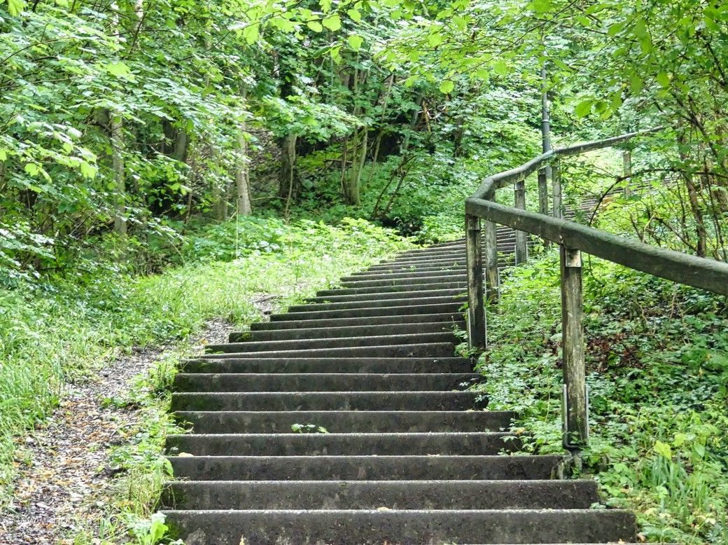 Die Treppe hoch zur Burg Hohenzollern... In Tourenbeschreibungen wird von der „Treppe des Todes“ berichtet! Hoch zur Burg Hohenzollern...