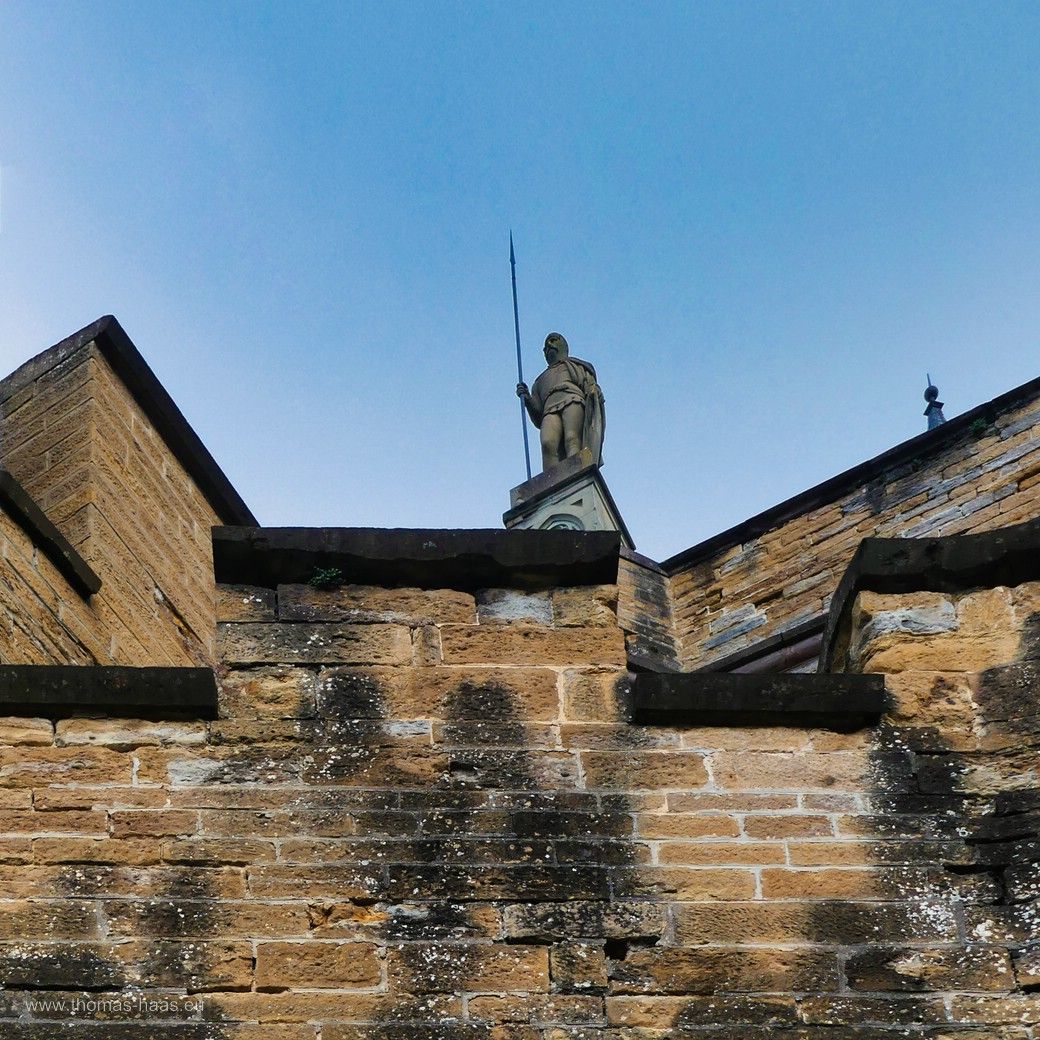 Burgwächter auf der Mauer, Burg Hohenzollern, Juli 2024