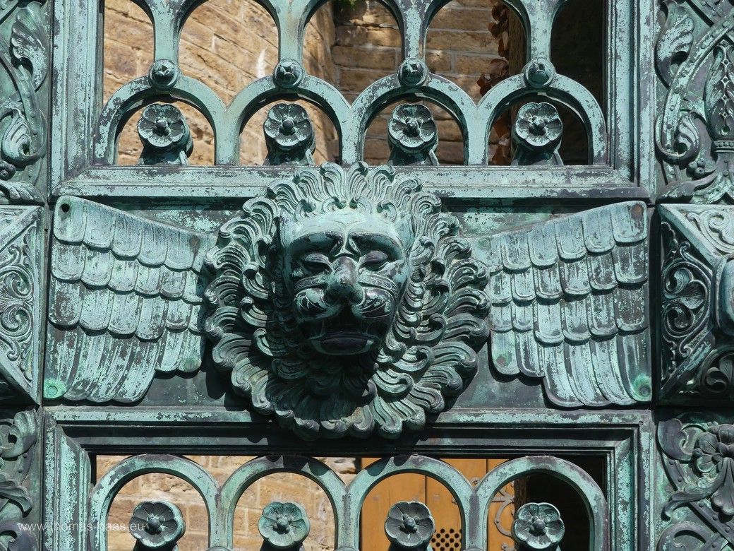 Künstlerische Schmiedearbeiten am Tor... Künstlerische Schmiedearbeiten am Tor...