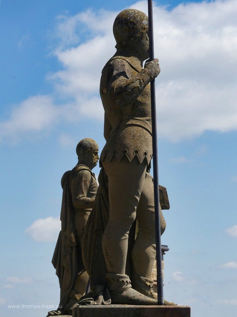 Figurengruppe Wächter auf der Burg Hohenzollern, Juni 2014 Figurengruppe Wächter auf der Burg Hohenzollern, Juni 2014