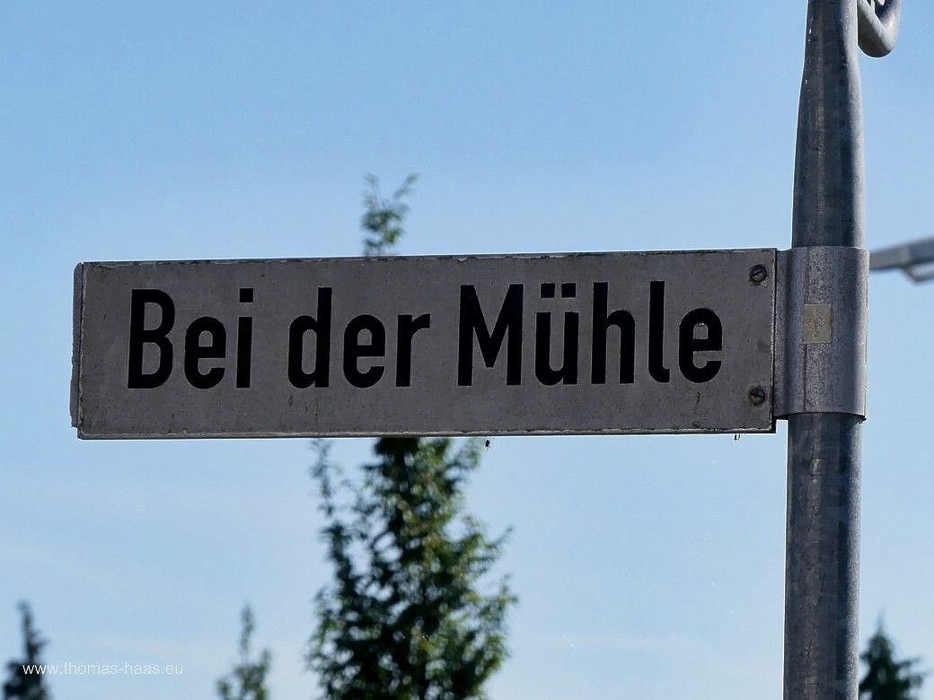 Straßenschild „Bei der Mühle, Illerkirchberg, 2024 Straßenschild „Bei der Mühle“ -
fotografiert in Illerkirchberg, Thomas Haas, Bellenberg, Juni 2024