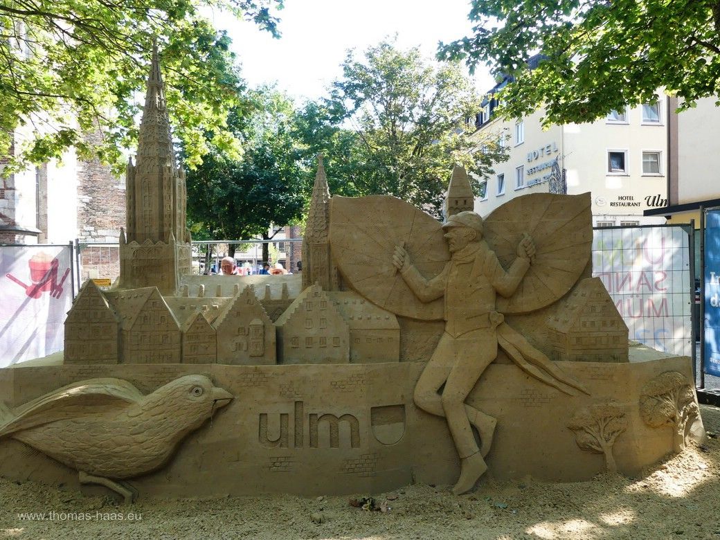 Ulmer Sandbaukunst 2024, die Altstadt mit Münster, Spatz und Berblinger, dem „Schneider von Ulm“... Ulmer Sandbaukunst 2024, die Altstadt mit Münster, Spatz und Berblinger, dem „Schneider von Ulm“...