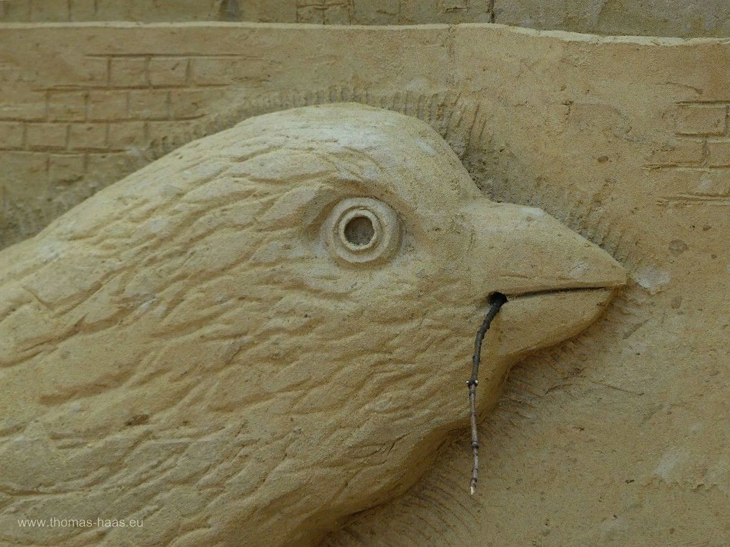 Detail: Ulmer Spatz mit Zweig im Schnabel Detail: Ulmer Spatz mit Zweig im Schnabel