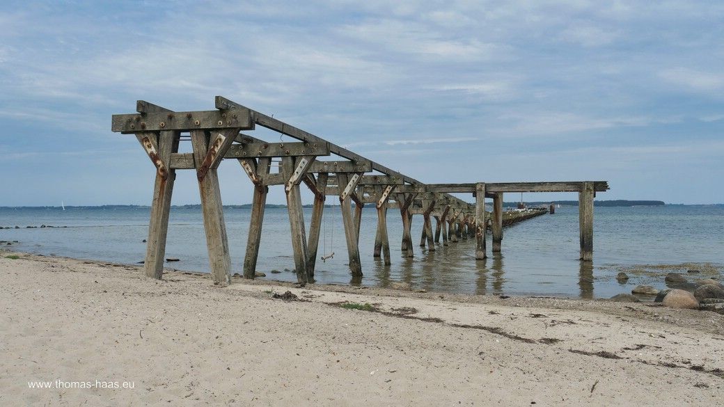 Die alte Seebrücke von Quern, ein gewaltiges Holzbauwerk... Die alte Seebrücke von Quern, ein gewaltiges Holzbauwerk...