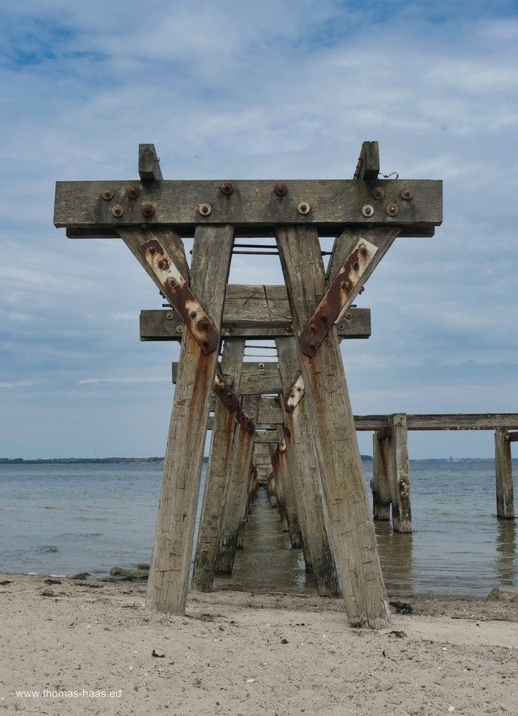 Die alte Seebrücke von Quern, ein gewaltiges Holzbauwerk... Die alte Seebrücke von Quern, ein gewaltiges Holzbauwerk...