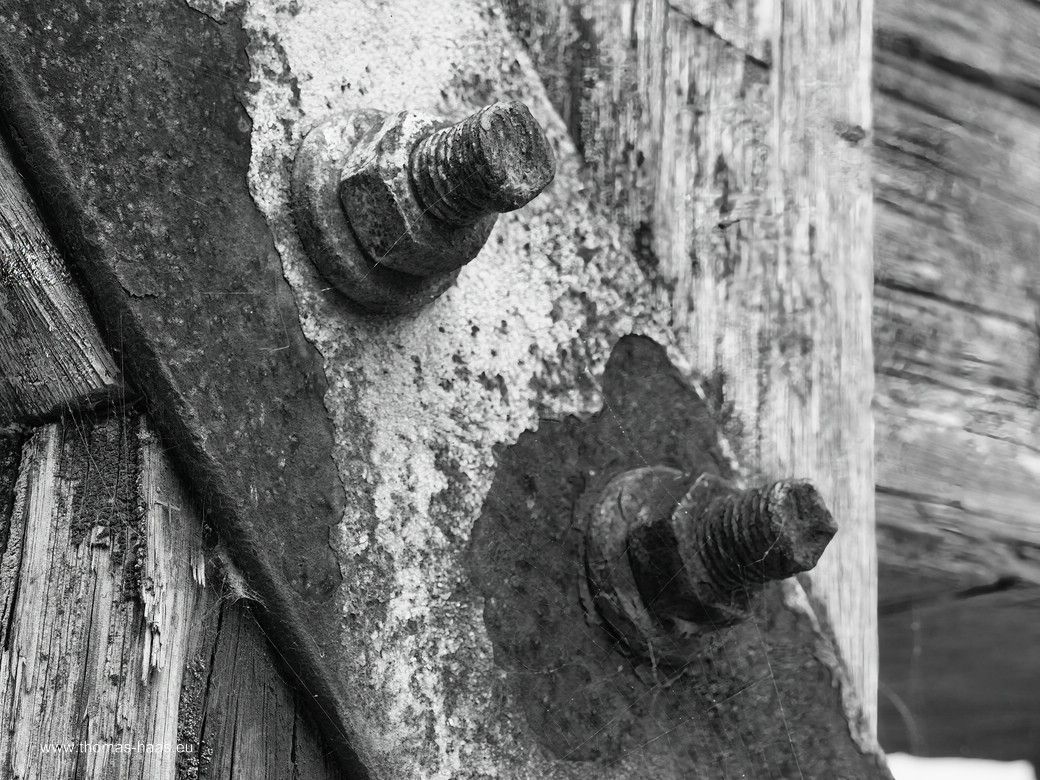 Detail, Verschraubung an der Seebrücke, schwarz/weiß... Detail, Verschraubung an der Seebrücke, schwarz/weiß...