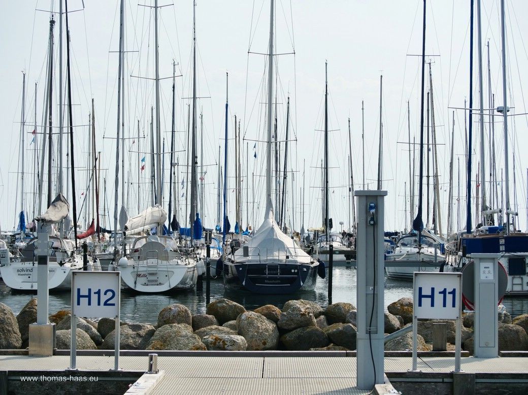 „Strichcode am Himmel“, Segler im Hafen Maasholm, August 2025 „Strichcode am Himmel“, Segler im Hafen Maasholm, August 2025