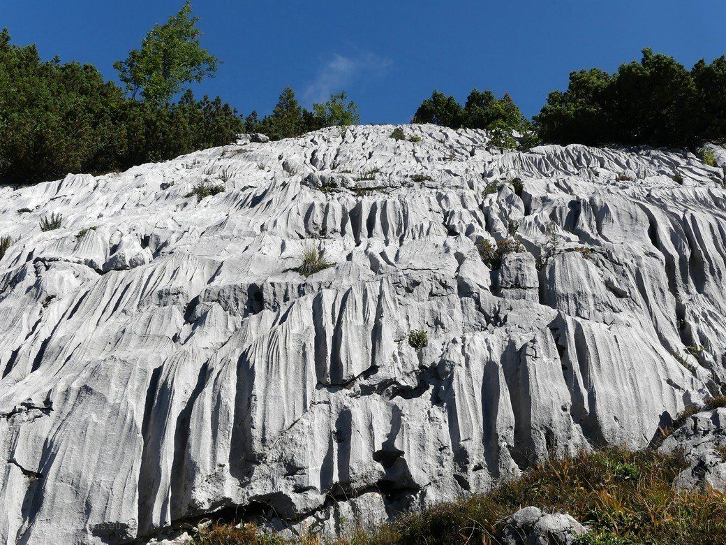 Wasserrillen im blanken Fels...