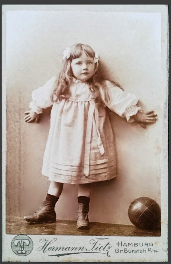 Das Mädchen mit dem Ball, um 1900, Hamburg