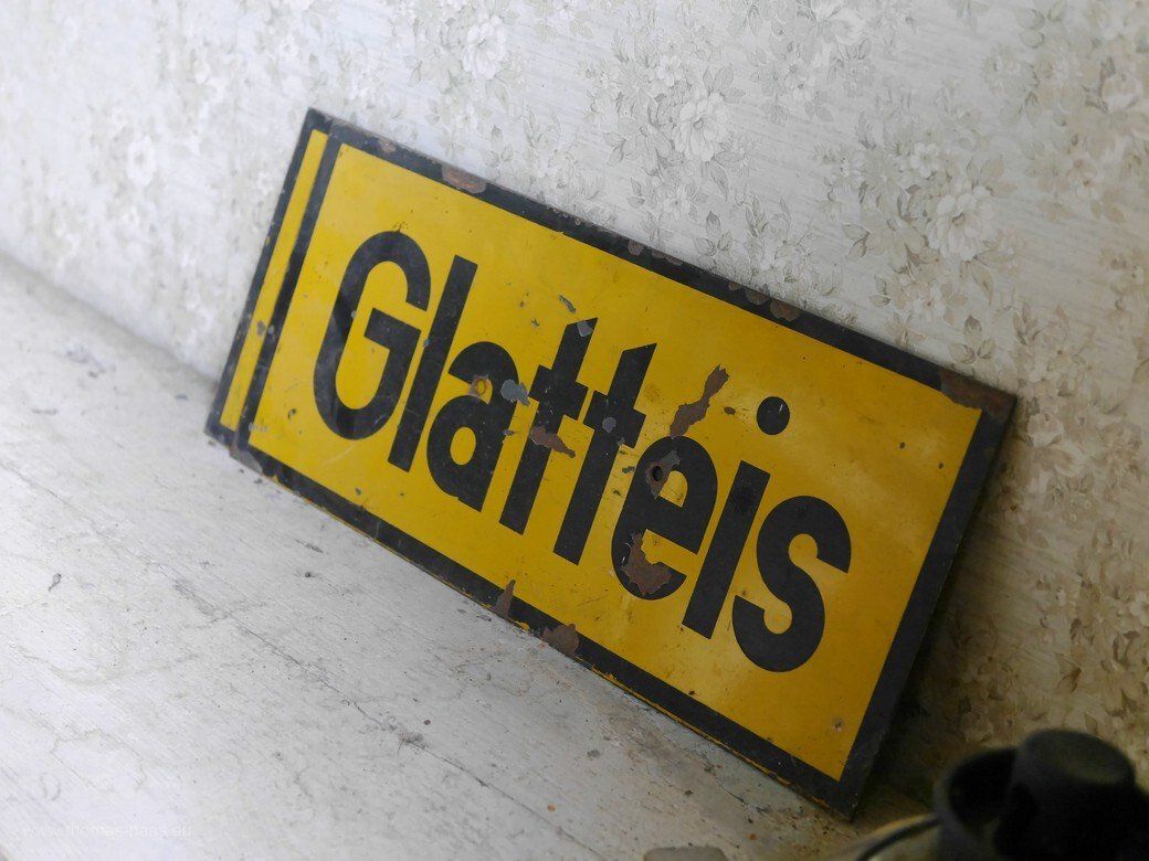 Glatteis-Schild bei den Straßenwärtern, Kürnbach, 2022