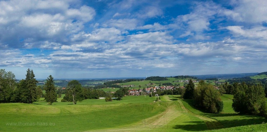 Blick auf Oberreute von der Martinshöhe, 2023s Blick auf Oberreute, Panorama von der Martinshöhe, im Sonnenschein, 2023