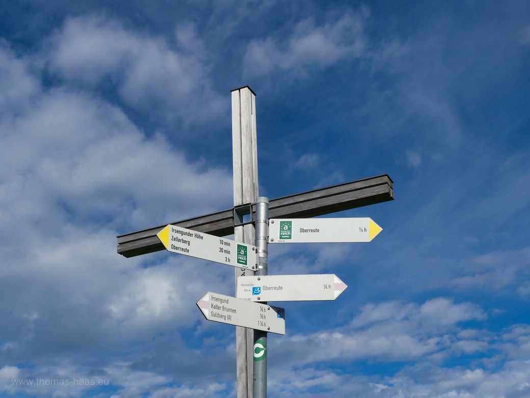 Gipfelkreuz auf der Martinshöhe mit Wanderwegweisern - Orientierung... Zwei Wanderungen im Allgäu, Symbol Gipfelkreuz
