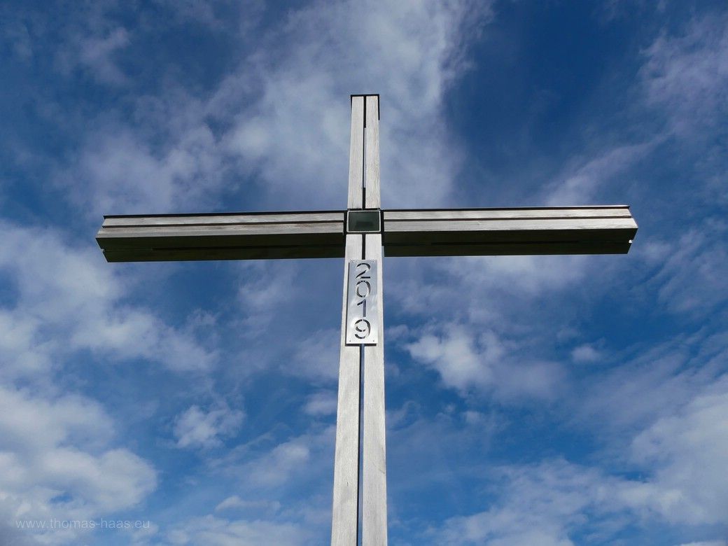 Vor blauem Himmel: Das Gipfelkreuz der Martinshöhe Oberreute, 2023 Das Gipfelkreuz der Martinshöhe vor blauem Himmel, 2023
