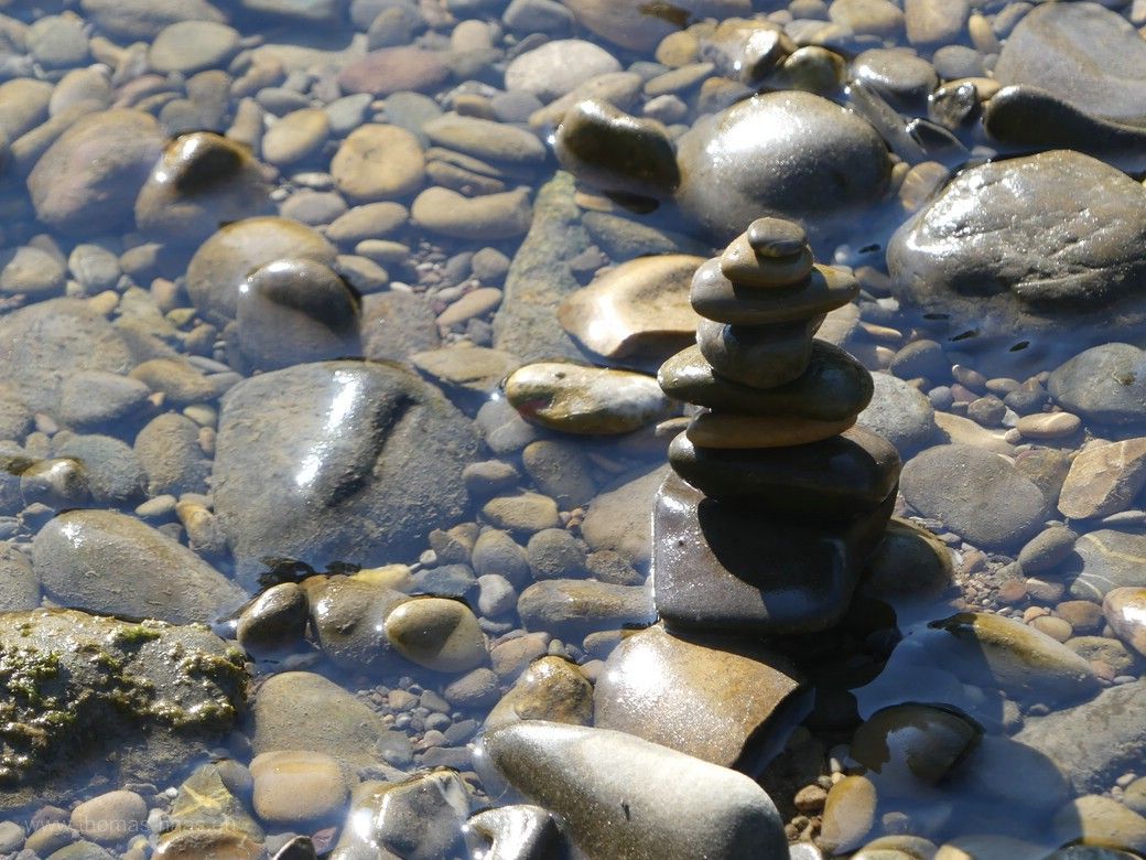 Flussbett der Iller, Steinmännchen, September 2023 Kiesel und Steinmännchen in der Iller, September 2023