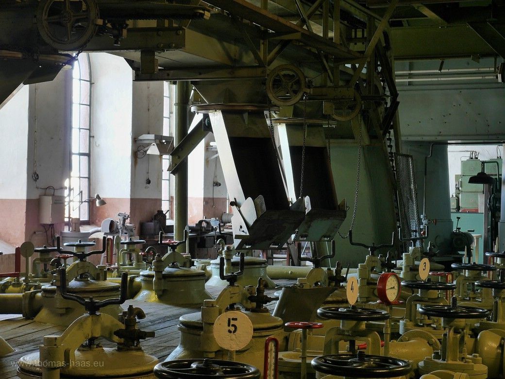 Die Diffusionsbatterie im 1. Obergeschoss... Die Diffusionsbatterie im 1. Obergeschoss - dient zur Zuckergewinnung aus Zuckerrüben