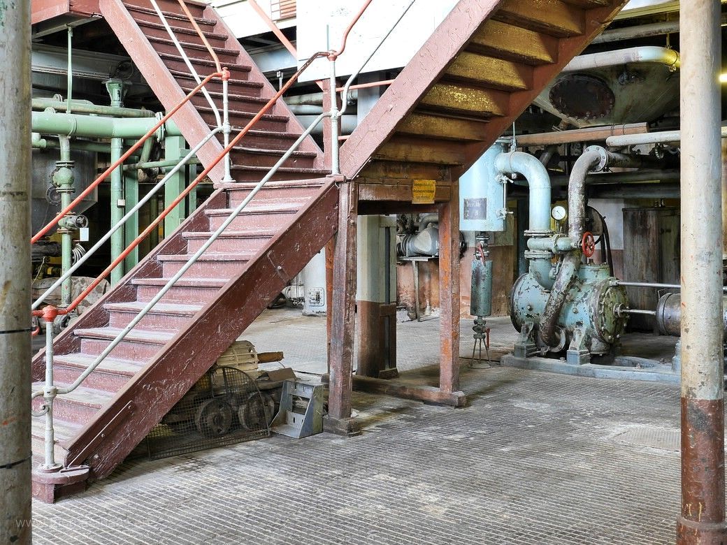 Eingangsbereich die „Y-Treppe“ im Siedehaus der Zuckerfabrik Oldisleben, 2023
