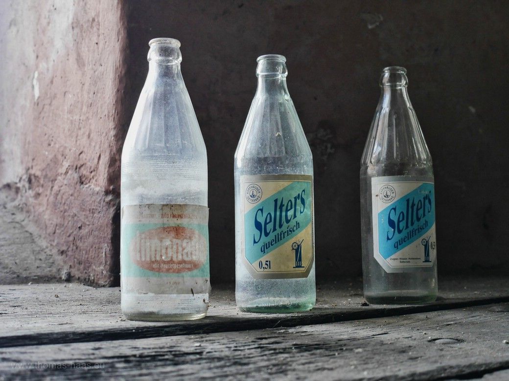 Wasserflasche im Licht des Fensters im Bereich der Scheidmaschinen, Oldisleben, 2023 Menschliche Spuren: Wasserflaschen im Licht des Fensters, Oldisleben, 2023