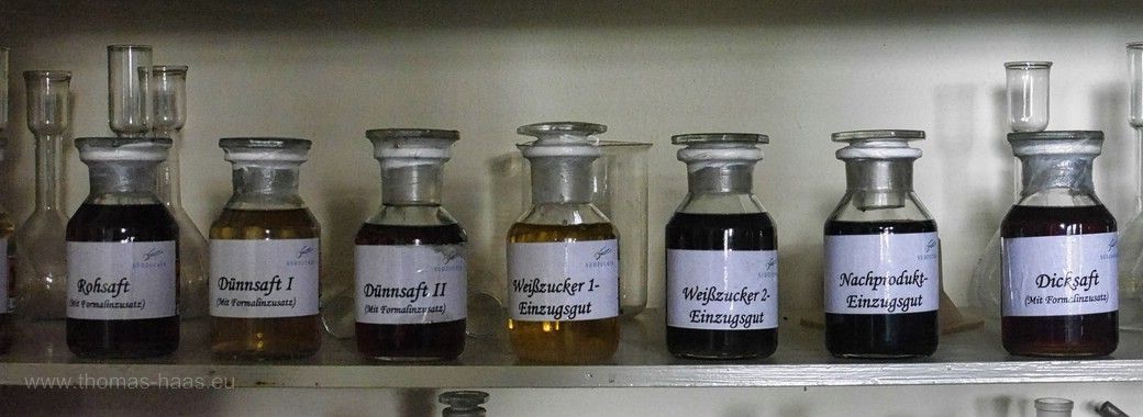 Zwischenprodukte der Zuckerfertigung im Laborglas konserviert.
