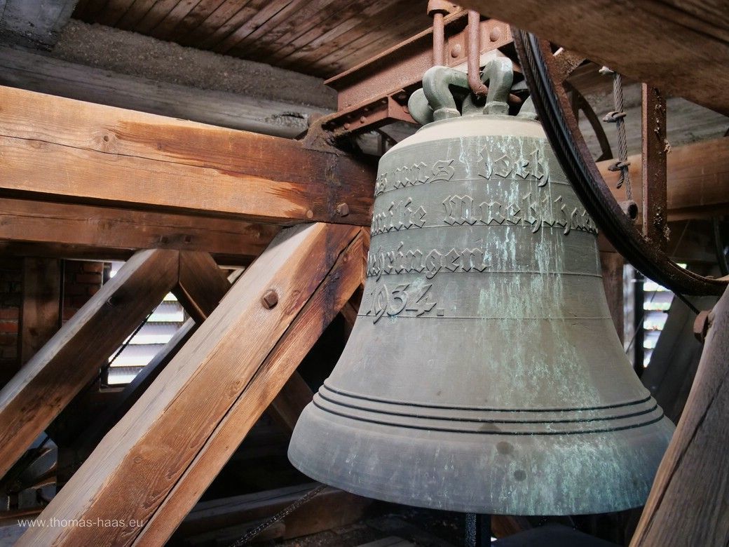 Die Familienglocke aus dem Jahr 1934 im Glockenstuhl der ev. Martin-Luther-Kirche in Vöhringen, Aufnahme 2024 Die Familienglocke aus dem Jahr 1934 im Glockenstuhl der ev. Martin-Luther-Kirche in Vöhringen, Aufnahme 2024