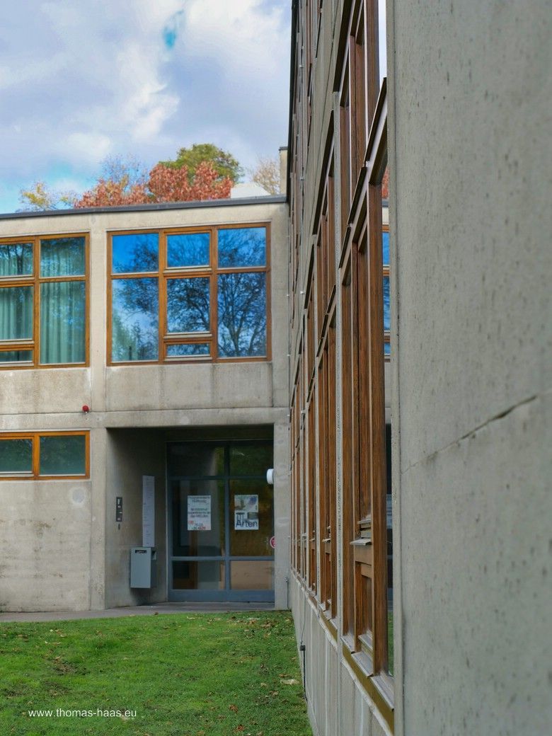 Beton, Glas, Holz - Fassade, HfG, Oktober 2025 - Mit freundlicher Genehmigung der Stiftung HfG, Ulm Beton, Glas, Holz - Fassade, HfG, Oktober 2025 - Mit freundlicher Genehmigung der Stiftung HfG, Ulm