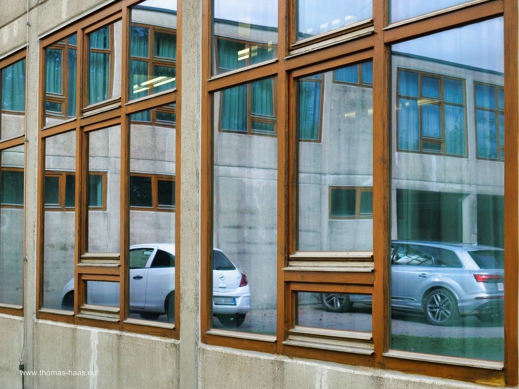 Fassade und Spiegelung an der HfG, Oktober 2025 - mit freundlicher Genehmigung der Stiftung HfG, Ulm Fassade und Spiegelung an der HfG, Oktober 2025 - mit freundlicher Genehmigung der Stiftung HfG, Ulm